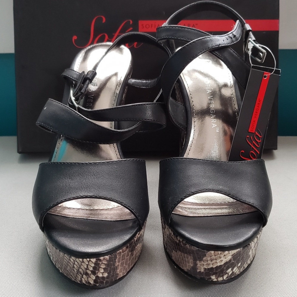 Sofia Vergara Platform Heels - Picture 2 of 4